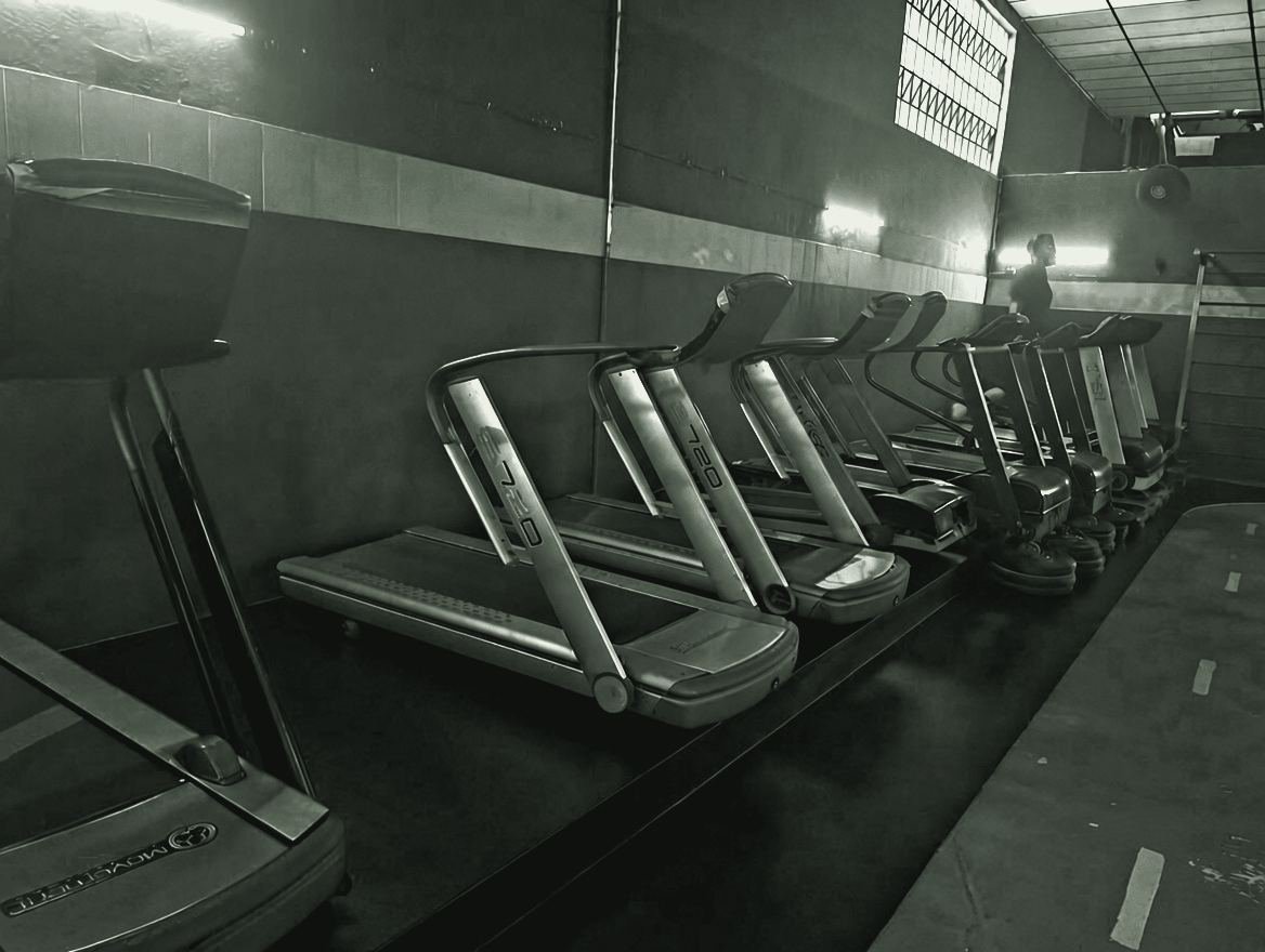 Linha de esteiras da StartFit ao lado da pista de corrida