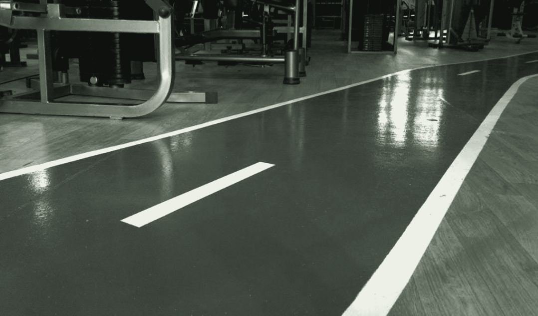 Pista de corrida pintada no piso da academia